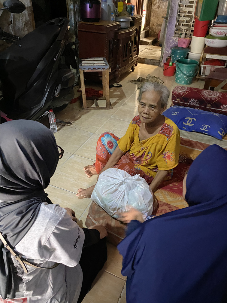Penyerahan bingkisan lebaran