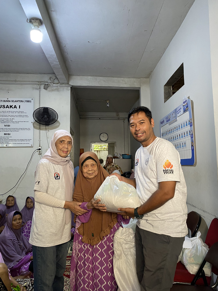 Penyerahan bingkisan lebaran