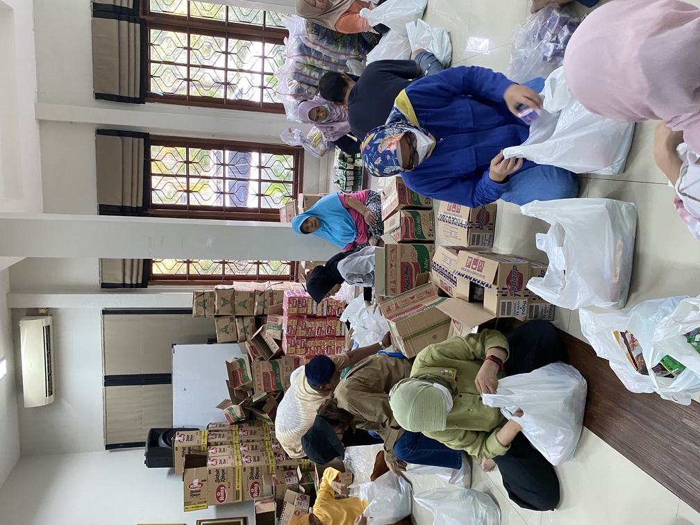 Pengepakan bingkisan lebaran