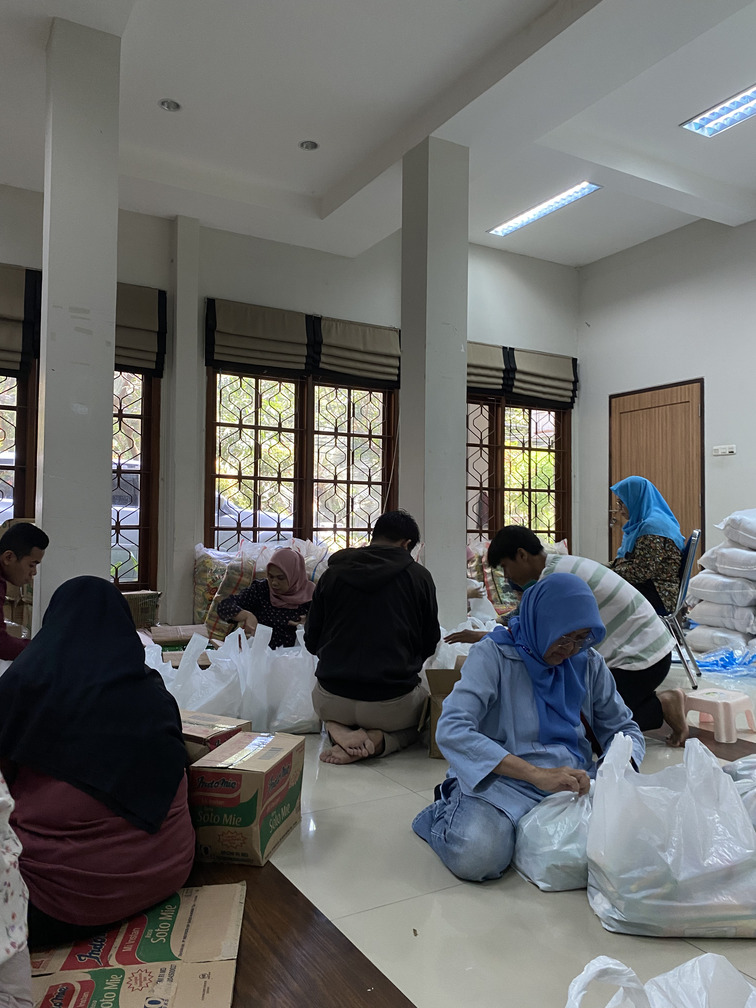 Pengepakan bingkisan lebaran