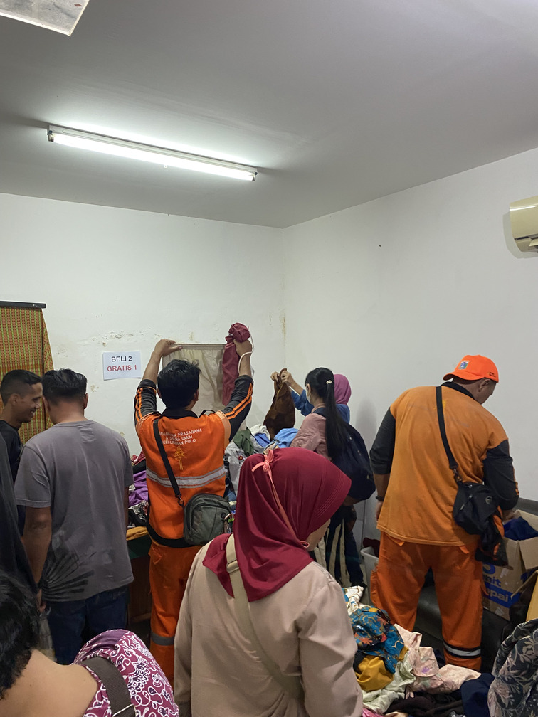 Suasana Garage Sale YDB