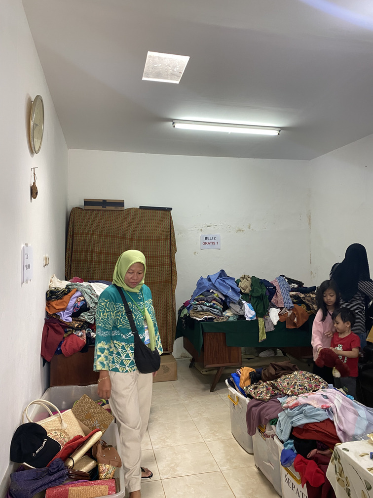 Display barang Garage Sale