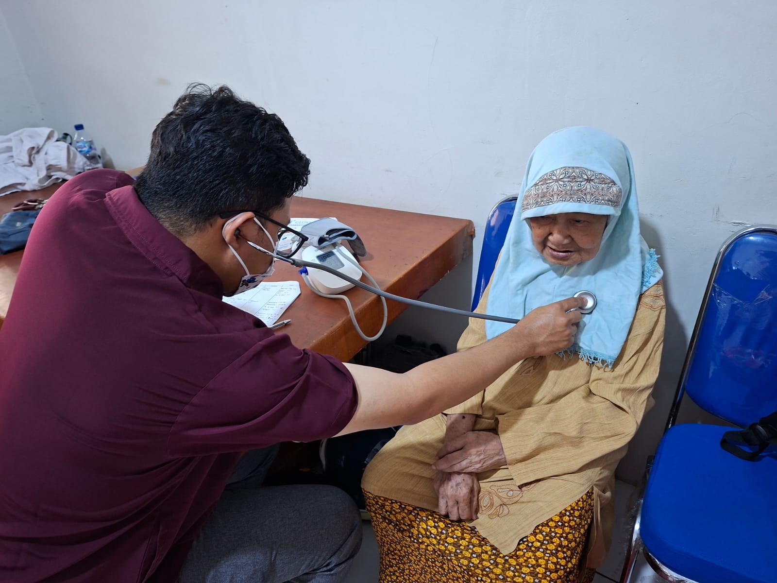 Relawan YDB memeriksa kesehatan lansia